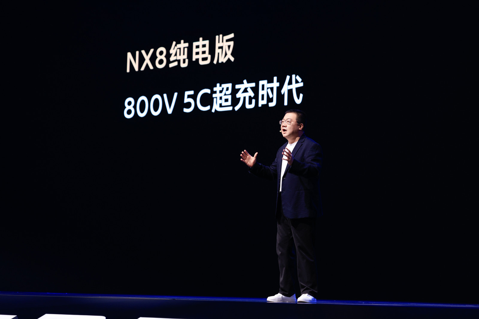 3月20日，东风日产NX8在广州正式开启预售，作为天演架构2.0首款车型，定位“