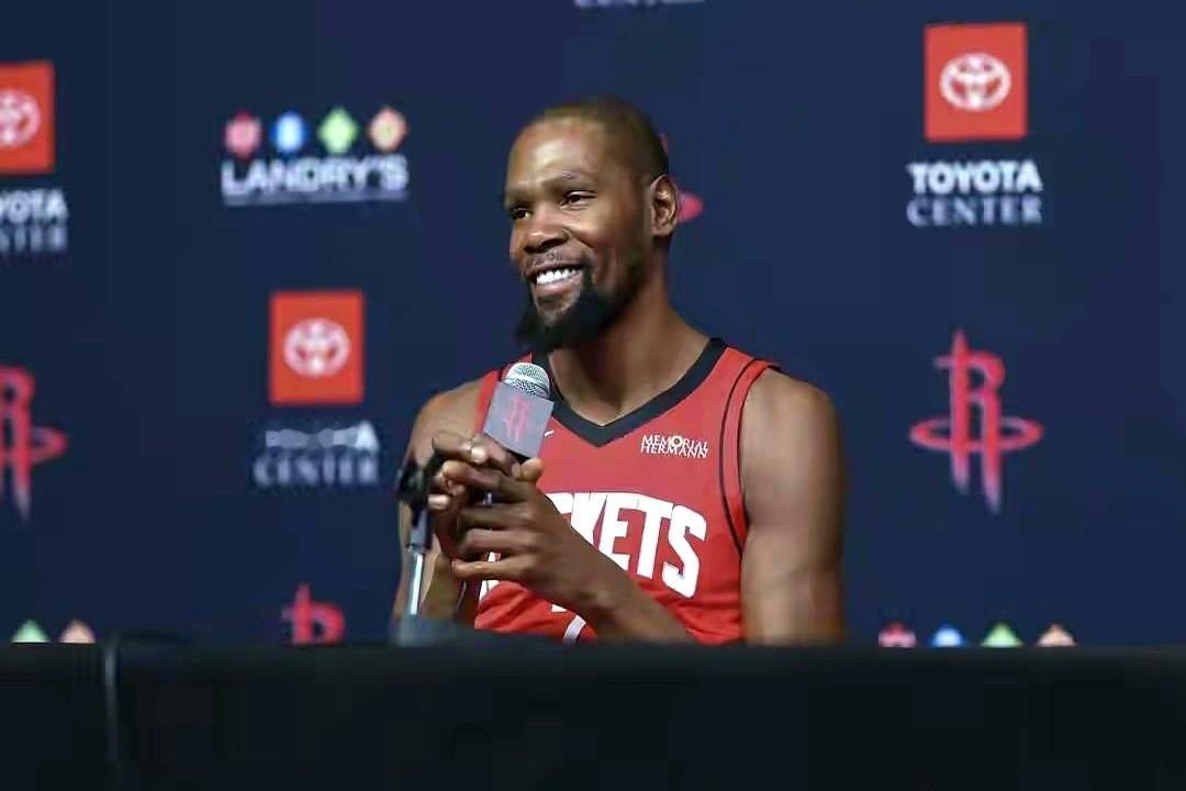 现在NBA总有人吐槽，说这代球员不如以前“硬”，连伤病管理都被骂。最近杜兰特接受