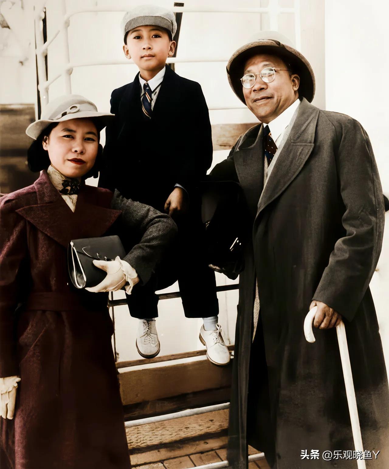 王铎：西安事变后，在欧洲考察的杨虎城一家人。