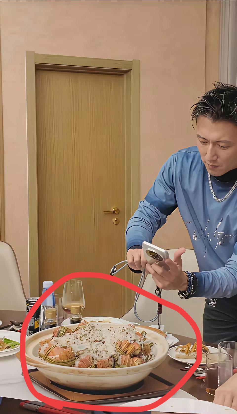 谢霆锋吃的是什么大闸蟹，看上去非常好吃