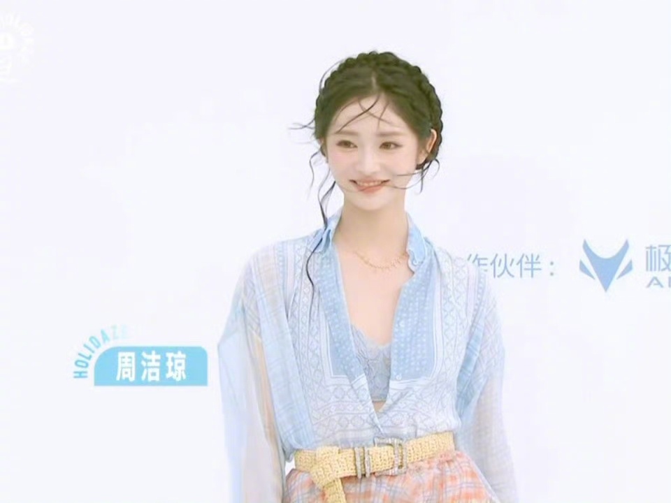 这缕飘动发丝堪称神来之笔周洁琼造型清新感直接拉满！画面氛围感拿捏到位，每一帧都好