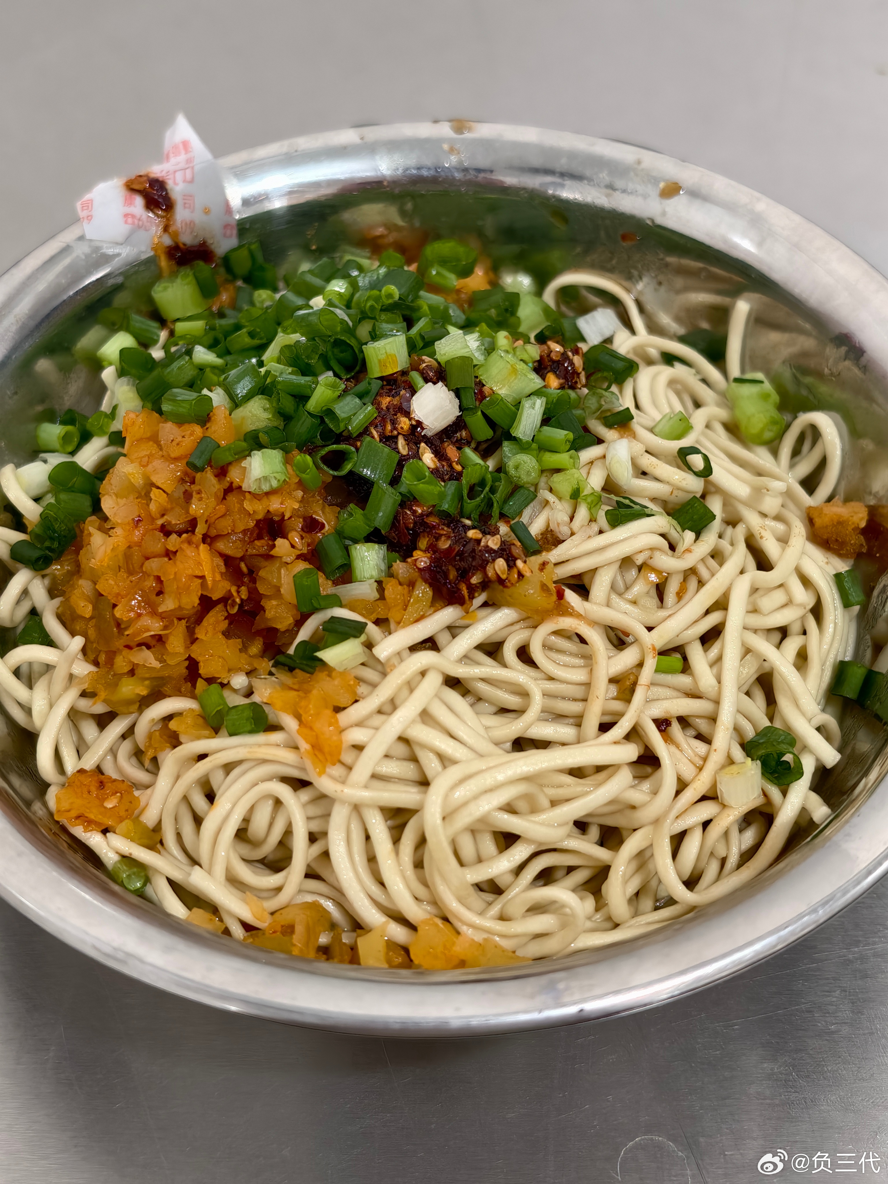 替大家试过了，信阳的热干面每家味道都不一样[允悲]  ​​​