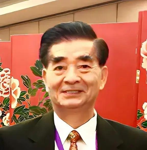 你敢信？那个深耕公益、待人温和、被无数人夸赞的慈善侨领，竟然是潜伏我国三十四年的