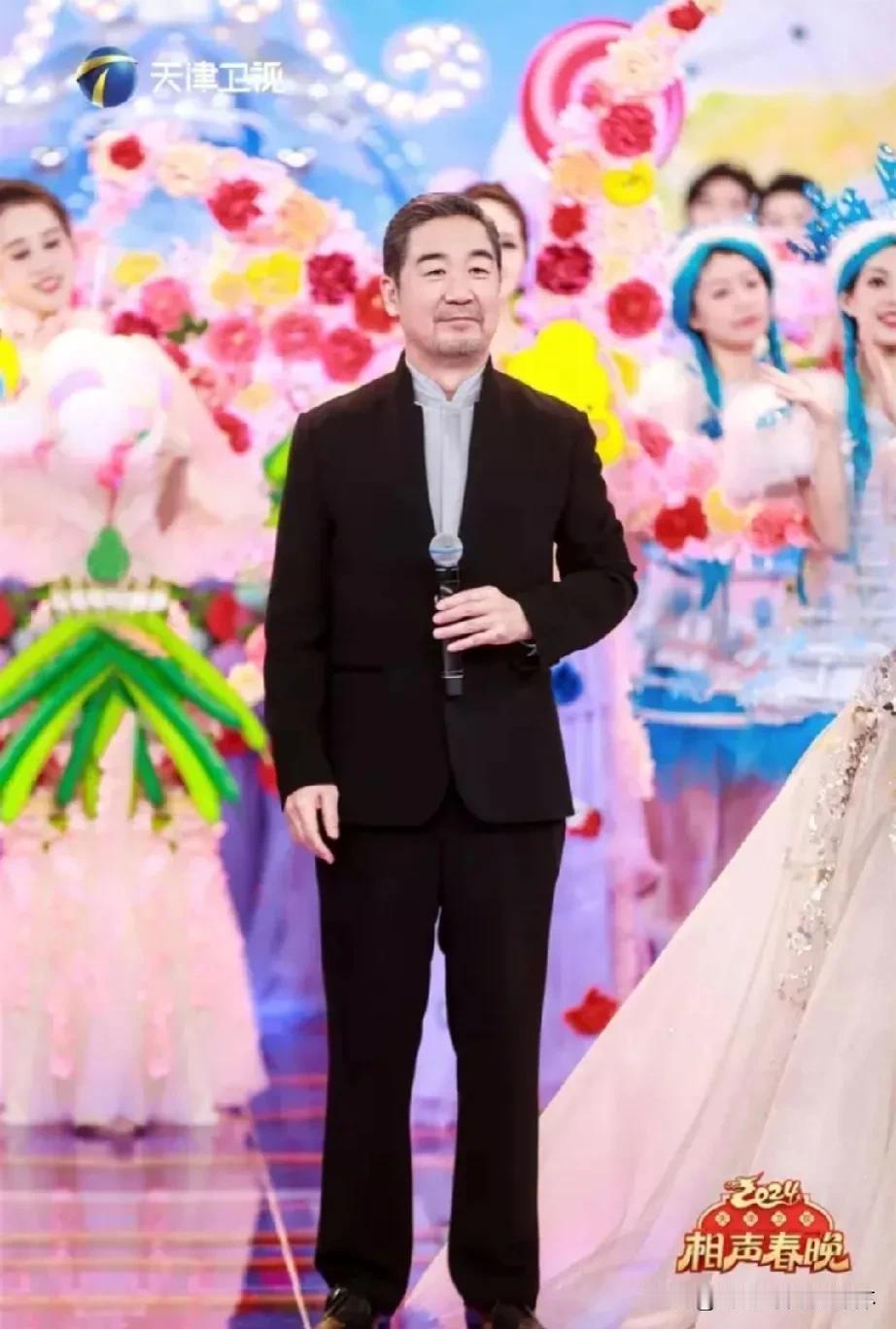 张国立将**在天津卫视相声春晚中担任主持人，并参与表演相声**。

张国立与相声
