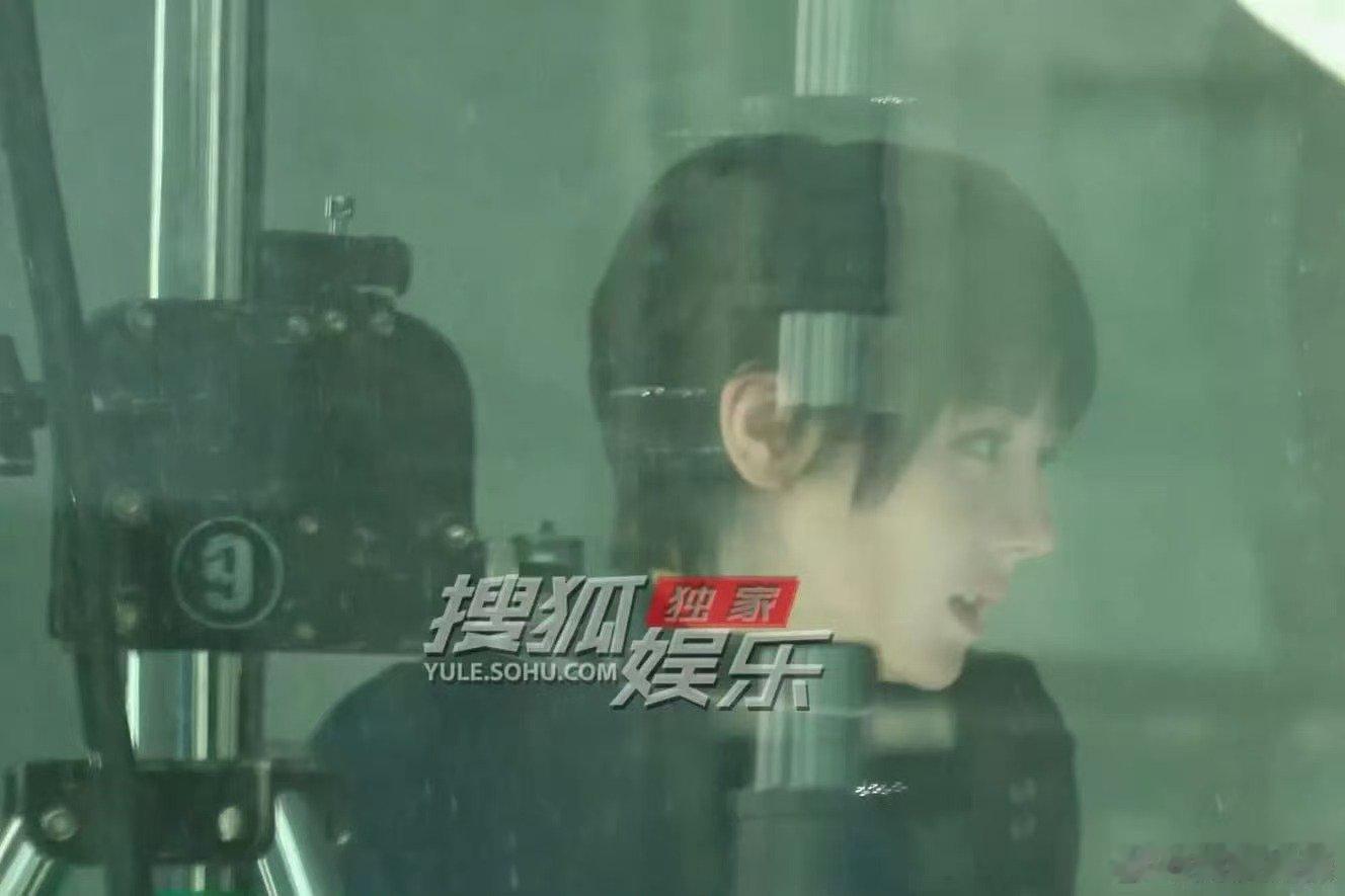 迪丽热巴齐刘海超短发迪丽热巴换了新发型 近日，有娱乐博主拍到现身影棚拍摄，新发型