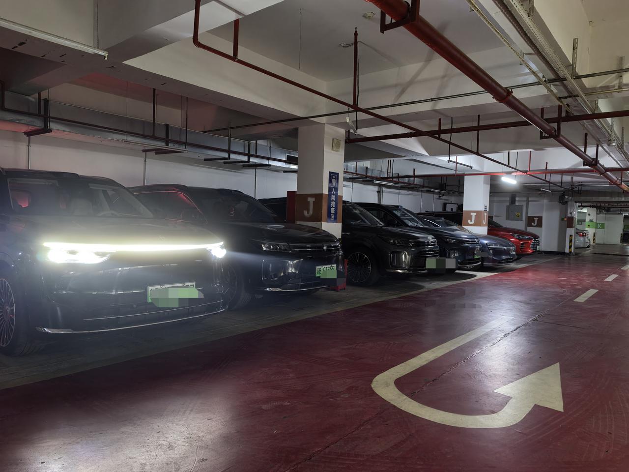 小区的含界量真的高，
充电桩一排全是。[大笑]