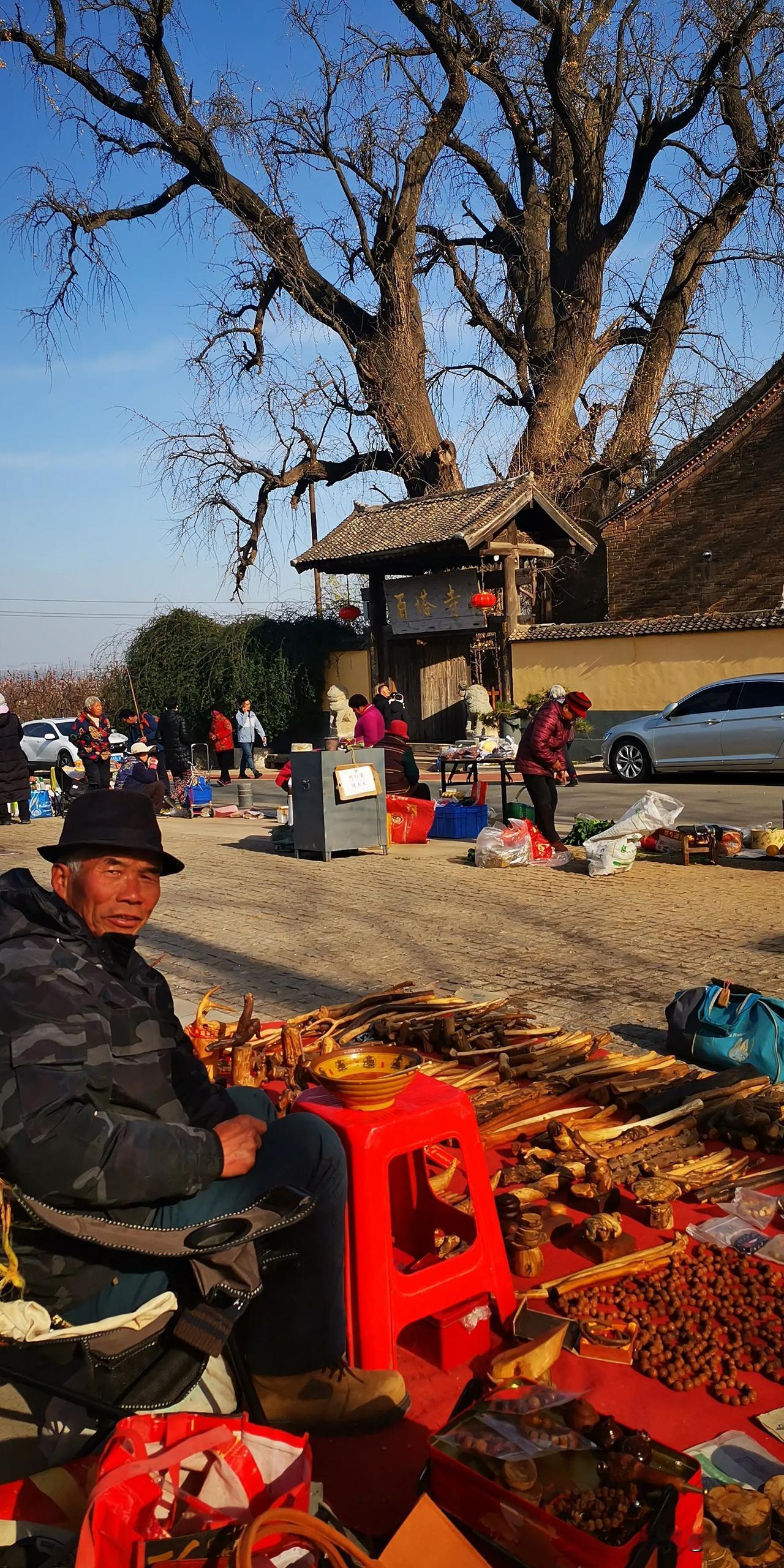 百塔寺的银杏叶几天时间就落光了西安 

但是，来往天子峪口村的车还是很多，这两天