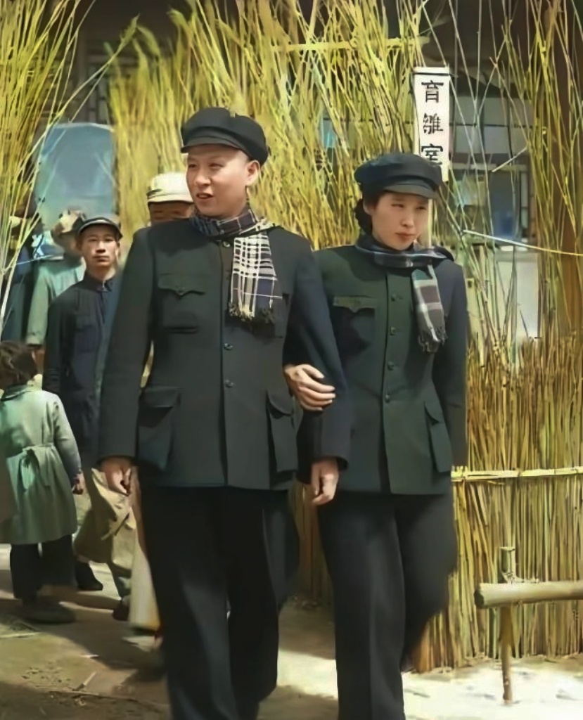1948年，刘少奇和王光美在西柏坡结婚时的留影！