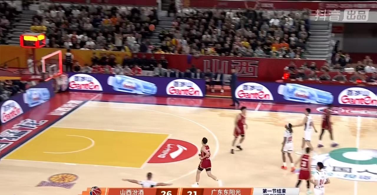 太精彩了！山西汾酒男篮第一比赛在落后10分的情况下，竟然反超了比分！这场球看得人