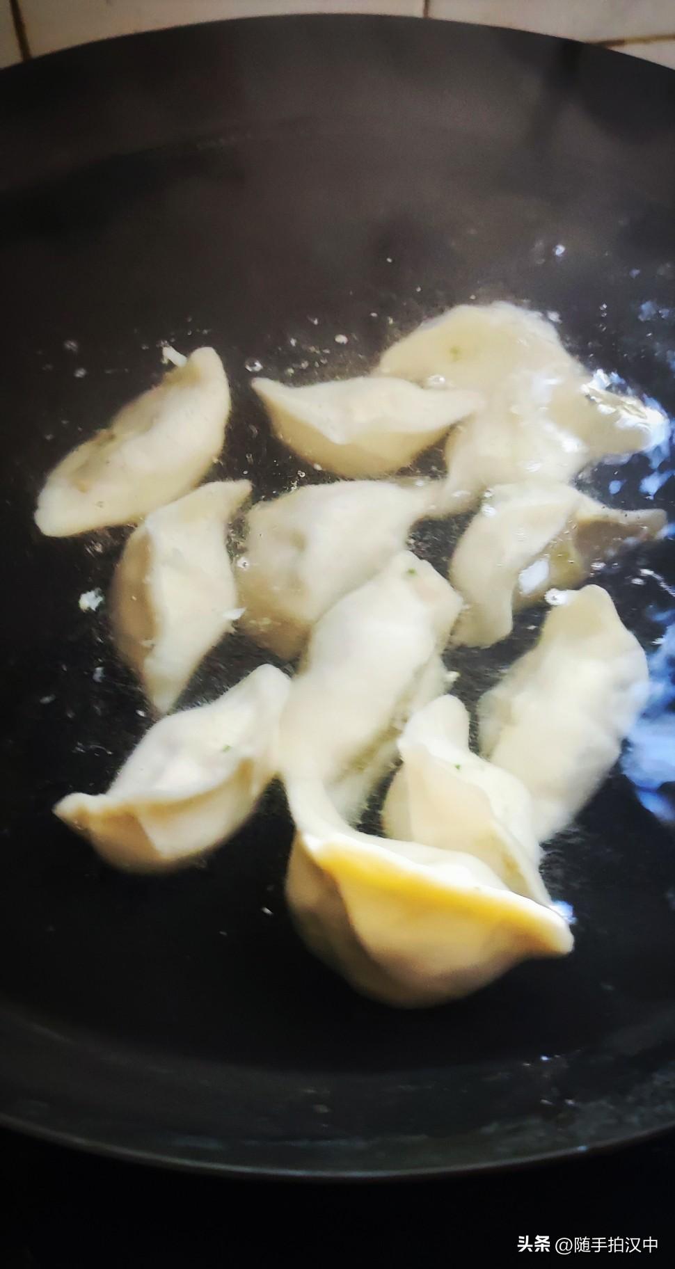 春日生活打卡季春日里的餐食有很多选择，我还是钟爱水饺。水煮，荤素搭配，这两点是我