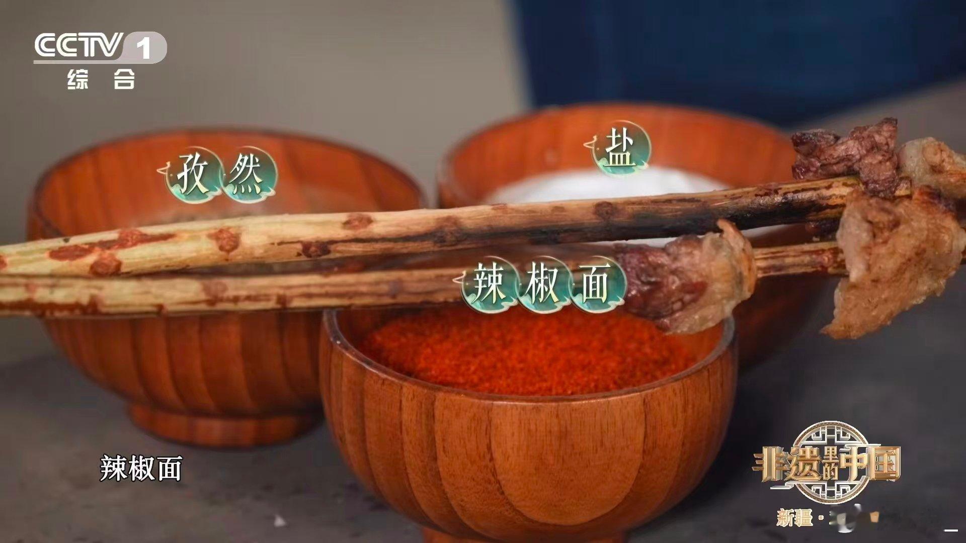 新疆羊肉串一米长 救命！新疆这一米长的羊肉串也太顶了！羊尾油烤得焦香，肉粒又大又