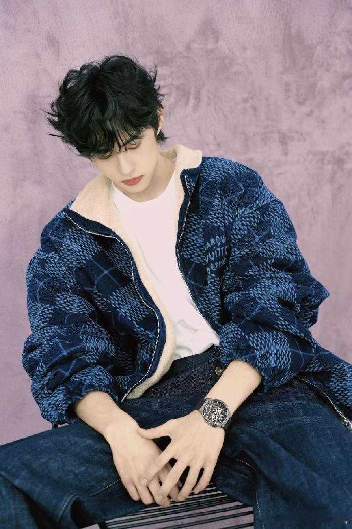 刘轩丞卷毛牛仔加绒look 刘轩丞潮男穿搭 刘轩丞卷毛牛仔加绒look，刘轩丞潮