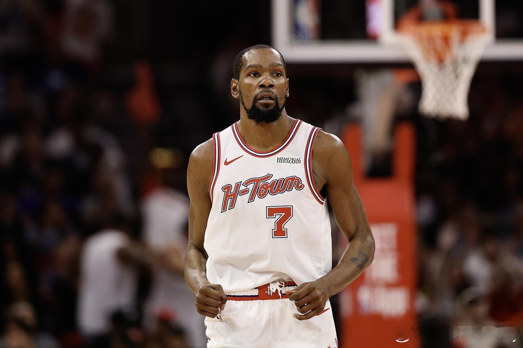 Shams：杜兰特遭遇右髌腱遭受深度挫伤，预计他有可能在G2中复出，但具体情况取