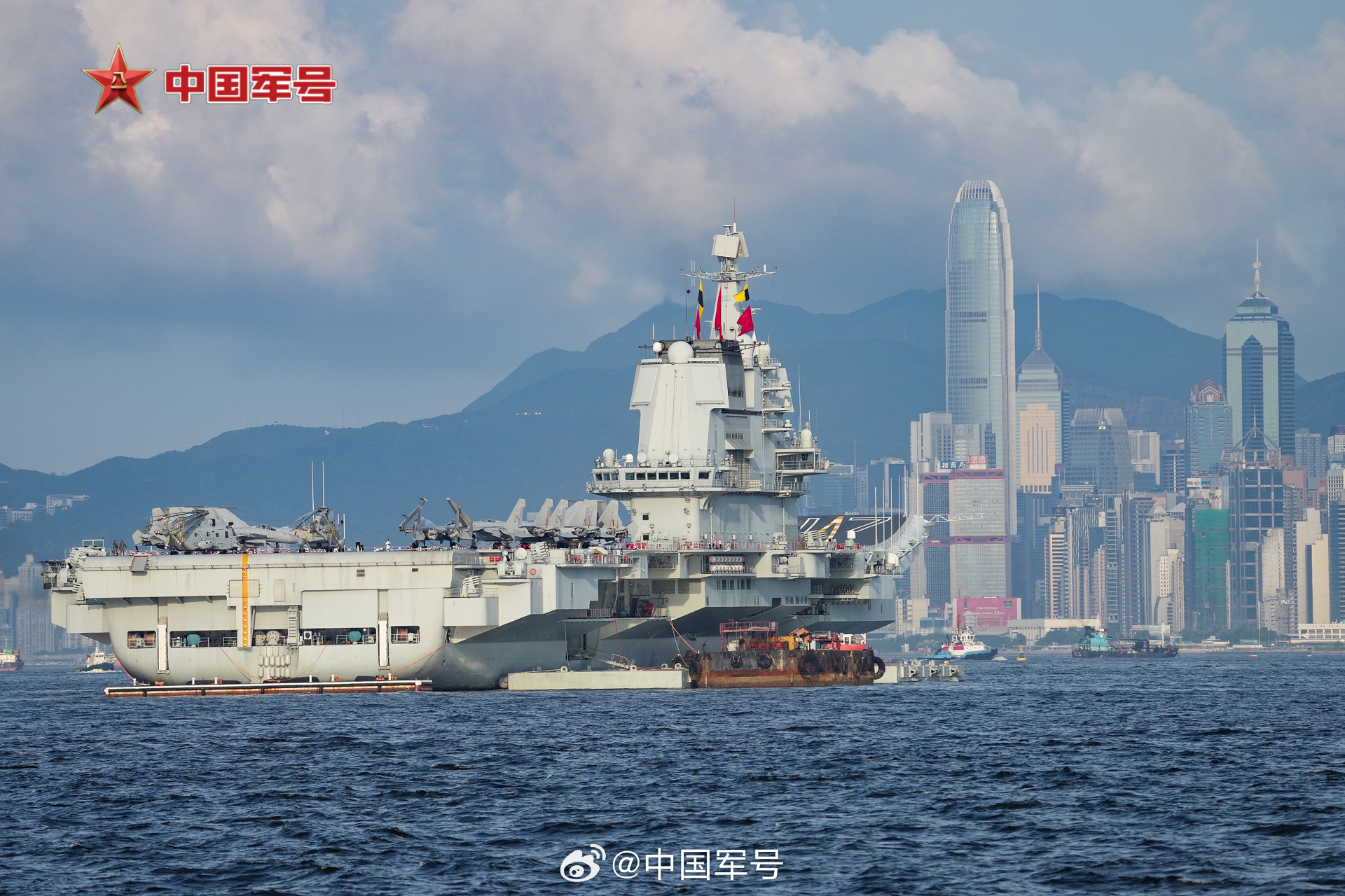 【山东舰维港大片太美啦】既不“糊”又不“小”，山东舰维港大片，带来的都是安全感！