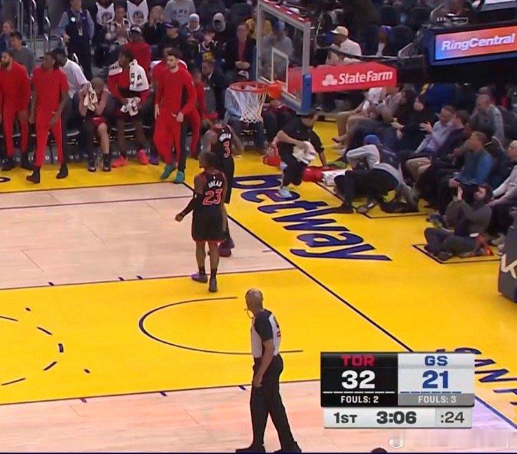 佩顿，桑托斯连进三分，打停猛龙 