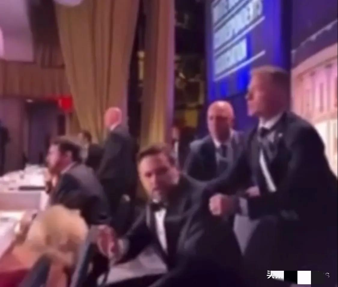 白宫晚宴枪响之后，副总统万斯居然先跑了，关键时刻也不招呼特朗普一声。视频显示，安