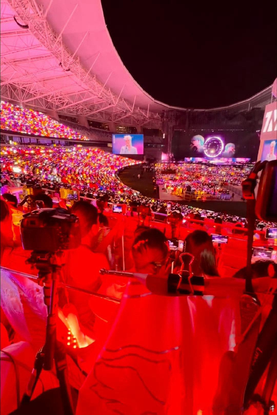 灯牌 时代少年团今日演唱会马嘉祺紫海 & 宋亚轩青海 & 严浩翔红海出图 
