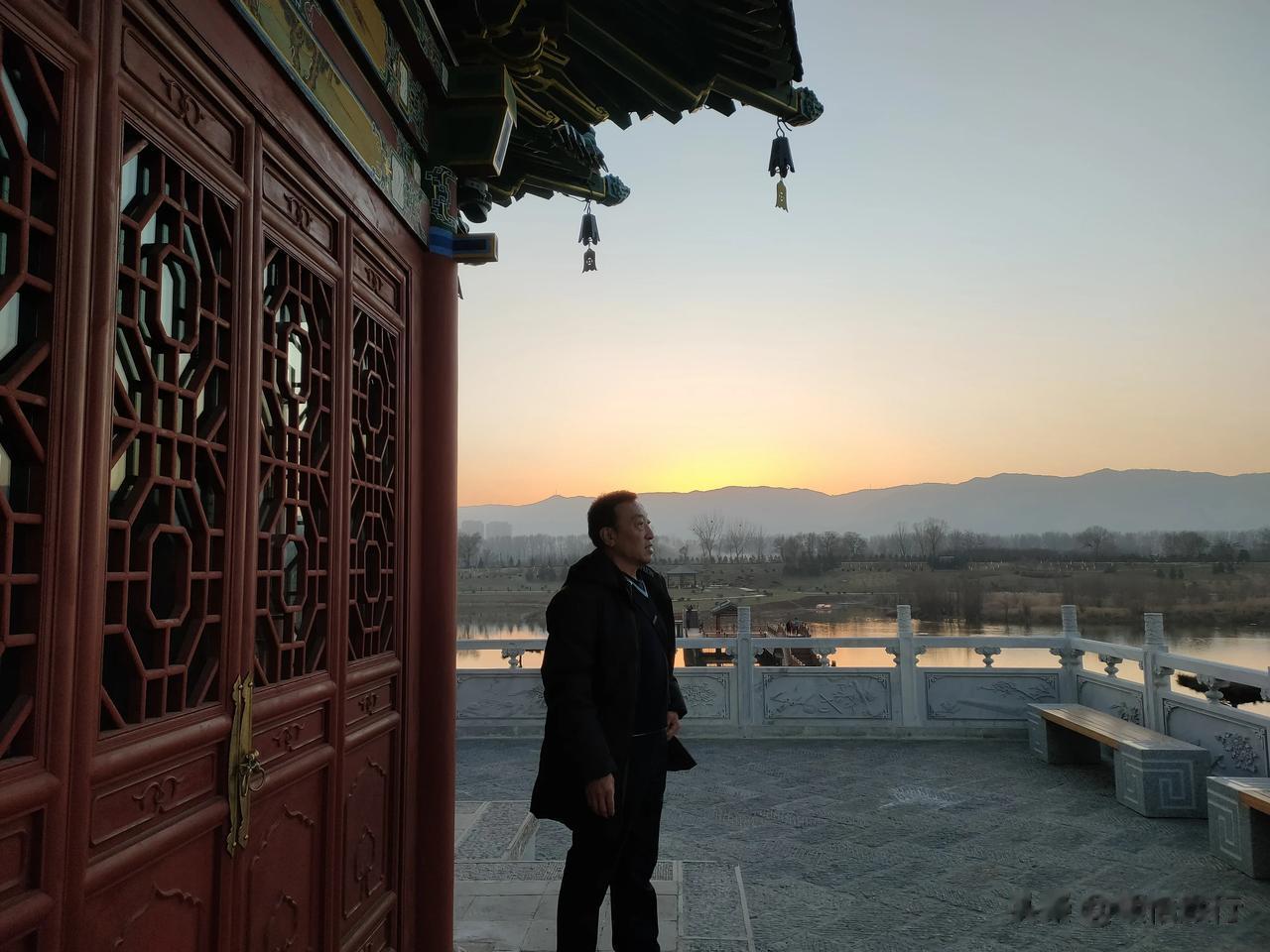 带孩子出去旅游，你最先想教他什么？

多年前，我带团去四川，团里有一位父亲带着他