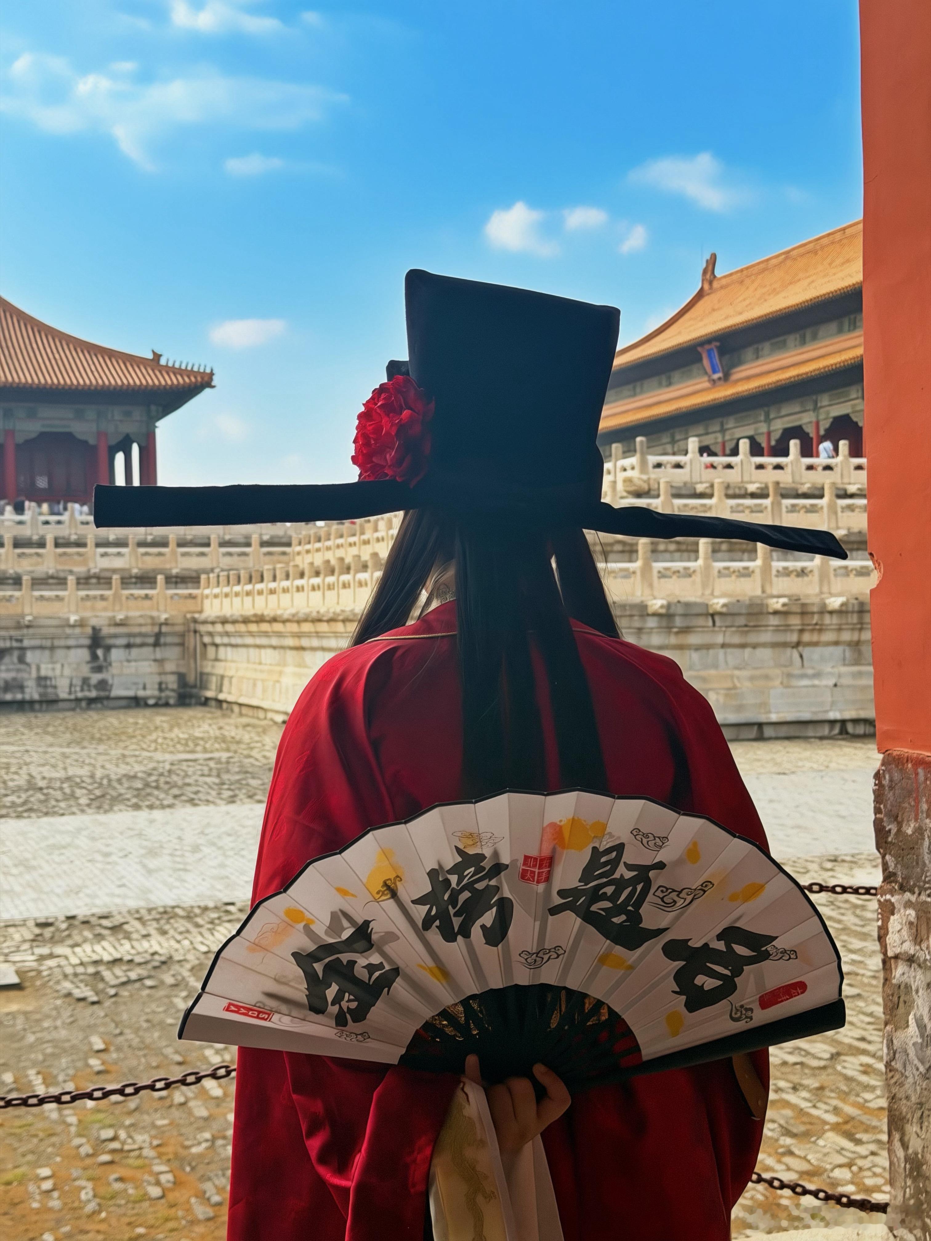 昨天去故宫扮了男装，感觉可以预制一个高考加油图。但首页应该没人要高考吧