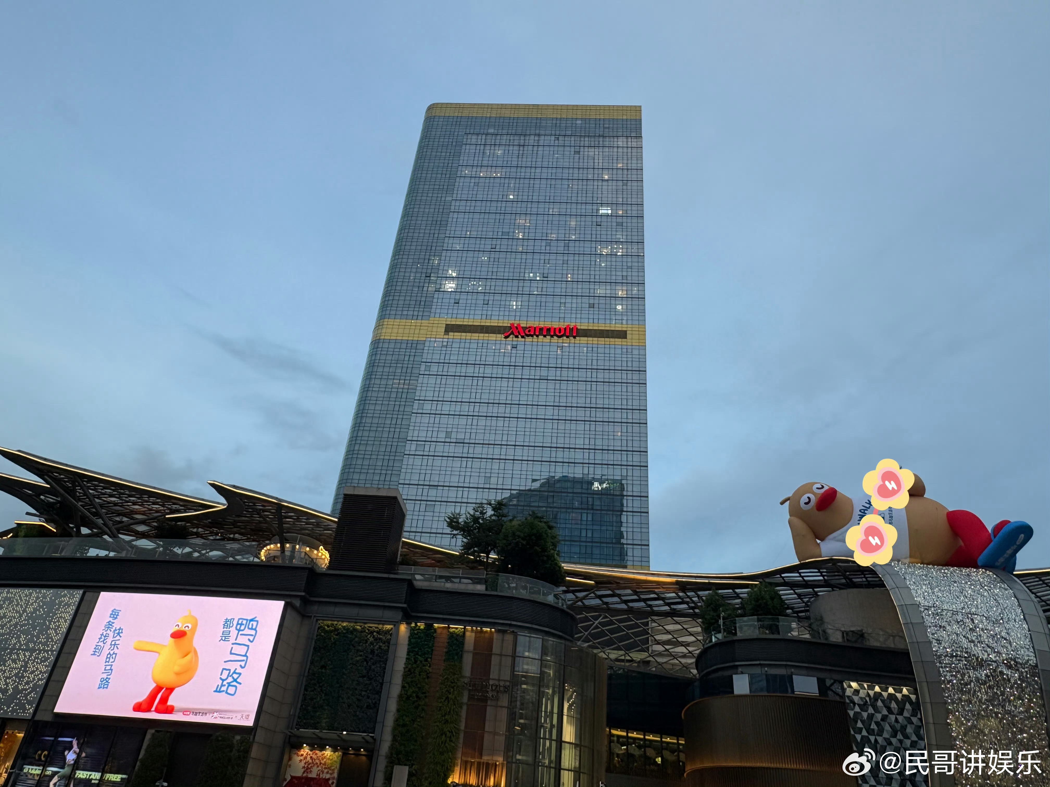 在一只鸭子身上看到了入乡随俗 笑疯！广州马路生活节的鸭子比人还懂本地文化，人字拖