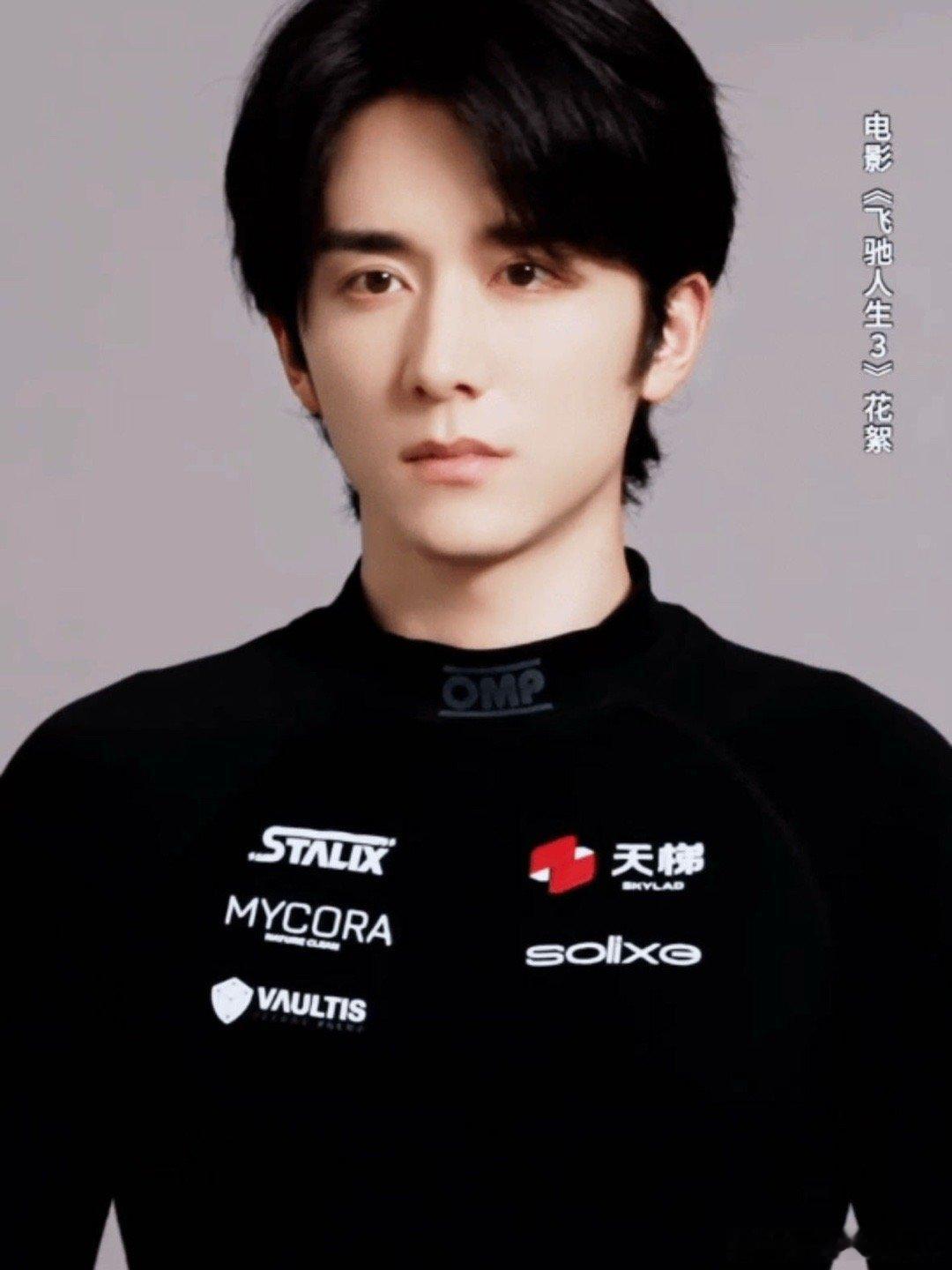 路演现场的张新成，和荧幕上完全不一样。跟粉丝互动时笑得温柔，听问题时眼神专注，那