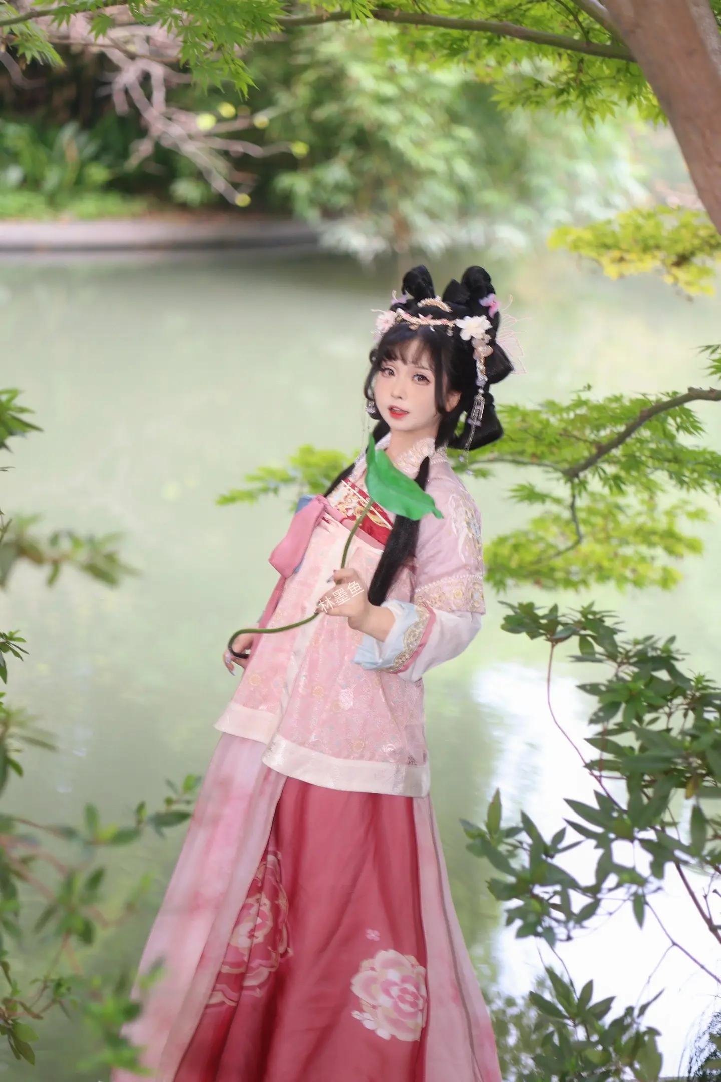 嘿嘿，在西湖旁边拍汉服咯 人实在太多了，只能找一些没有人的角落，一悄悄...