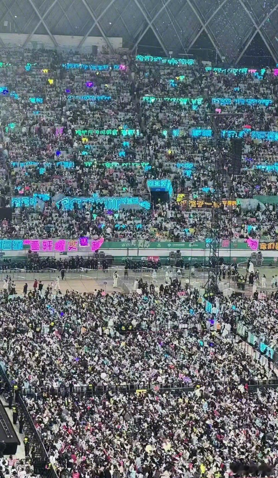 我丢！！这就是传说中的弹幕式青海嘛！！亚轩这个场面绝了