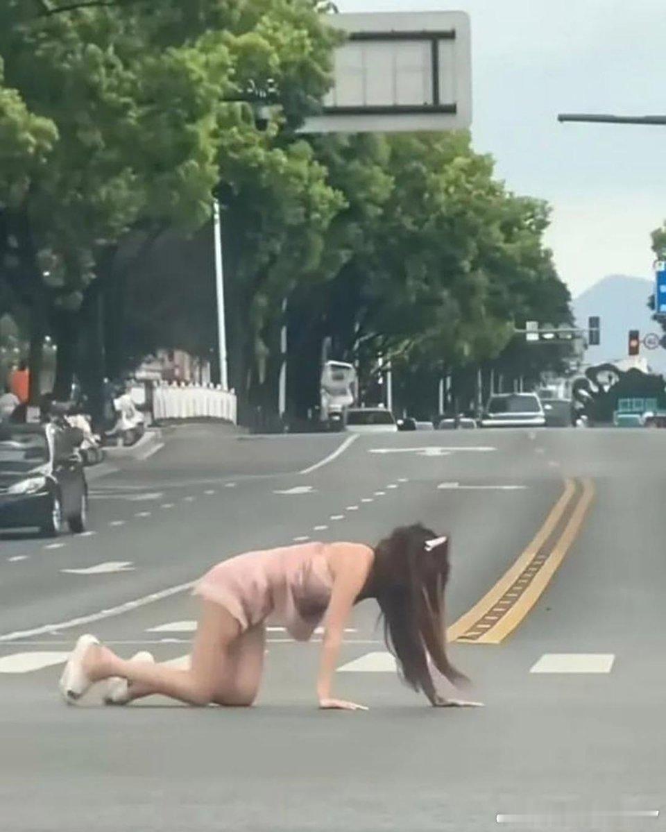 好好的小姑娘是经历了什么 ​​​