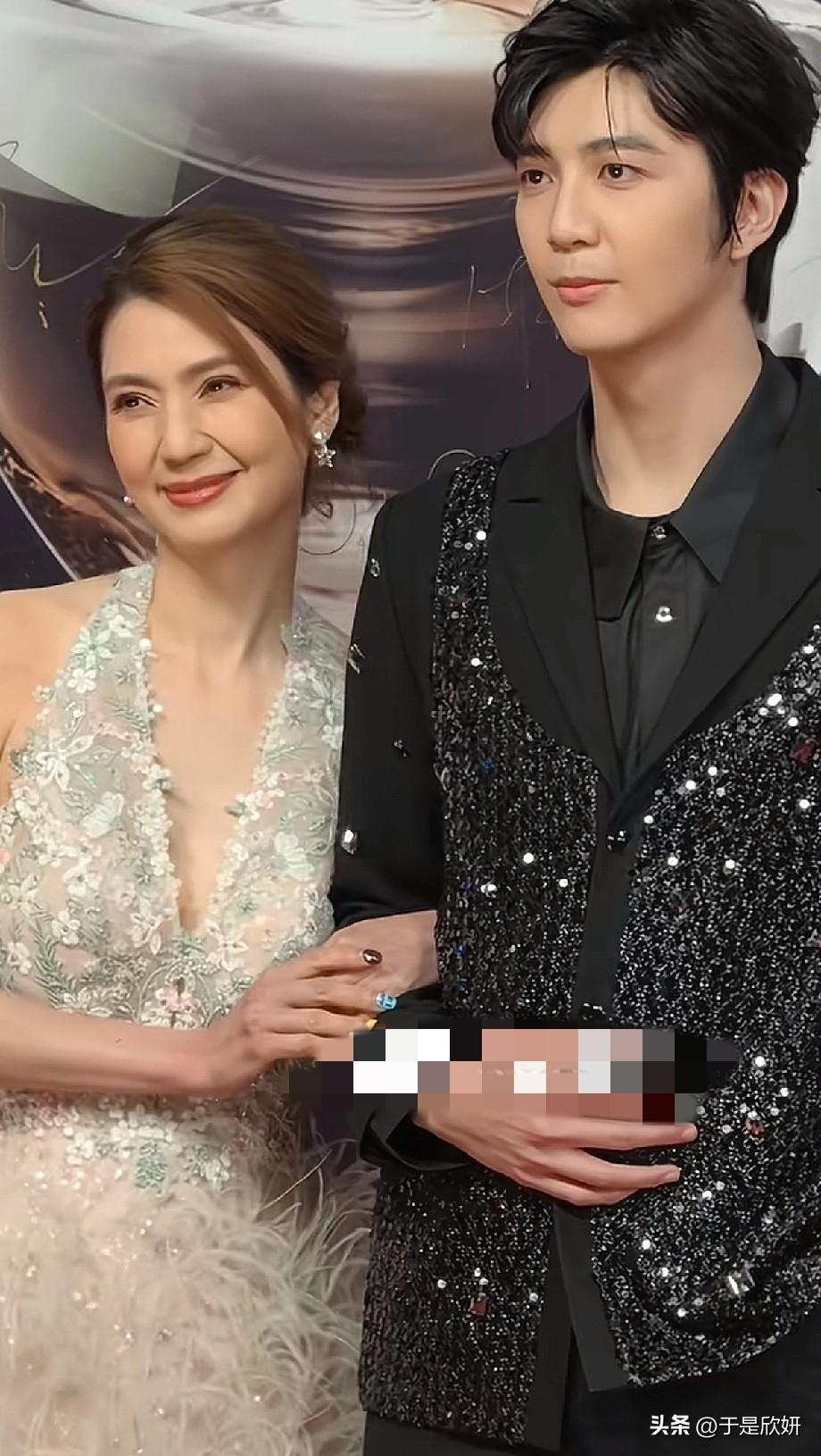 洪欣携儿子张镐濂同框红毯！53岁状态惊艳，母子同框像姐弟，网友：基因太强大了！晒
