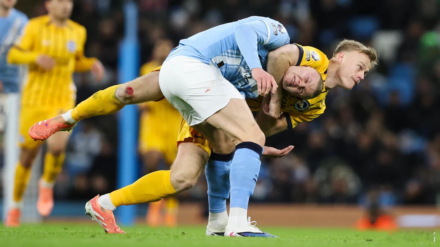 曼城1比1布莱顿 锁死哈兰德！如何防住哈兰德，布莱顿的范海克给出了一个坏榜样。这