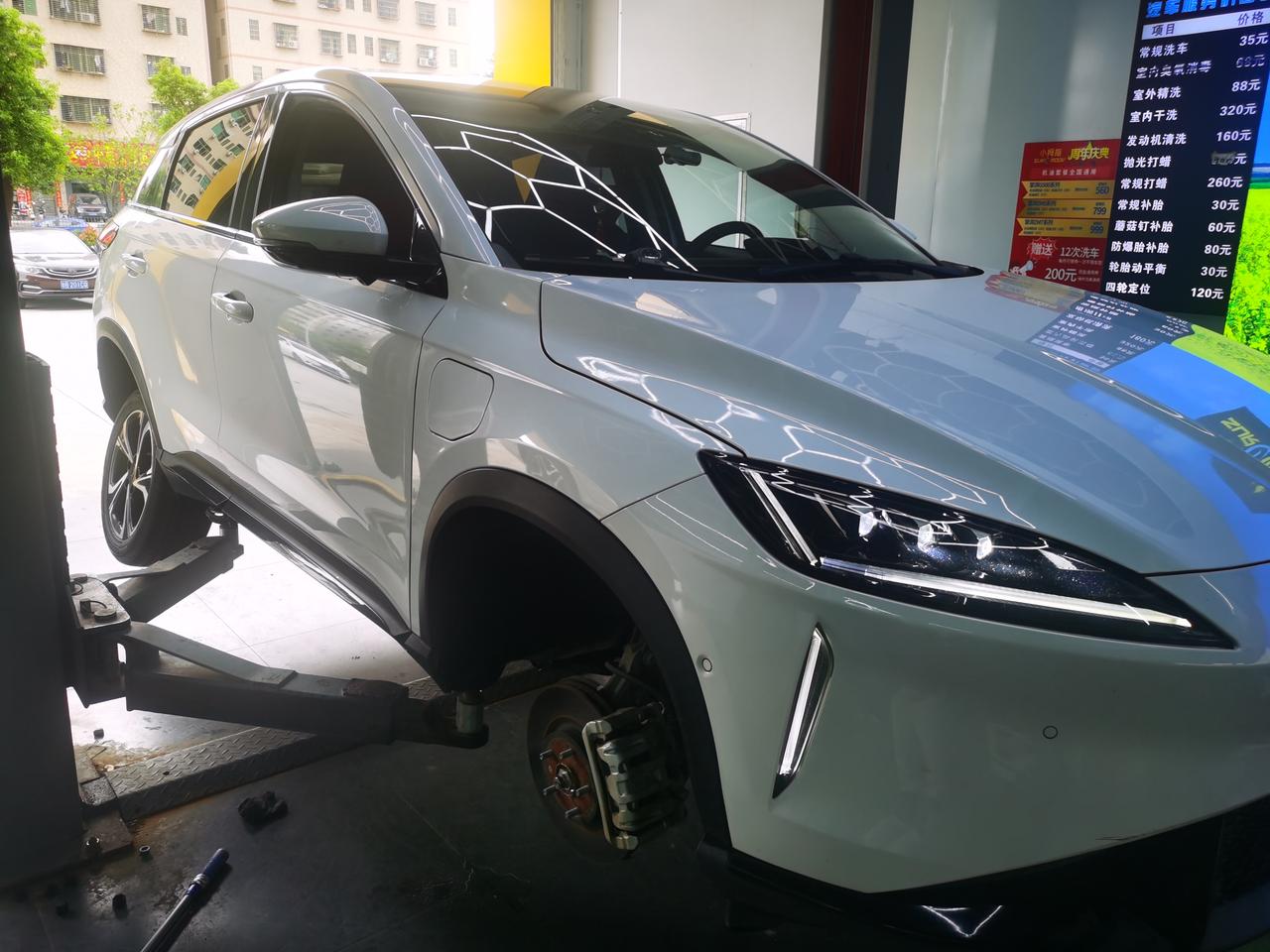 我刚刚一次性换了3条车胎，安全第一。

今天去洗车，我顺便给车加点气。我问师傅，