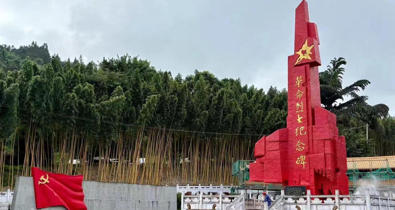 我在云南屏边县的一个苗族自治县转悠，路过烈士陵园。门口施工队在干活，里面就我一个