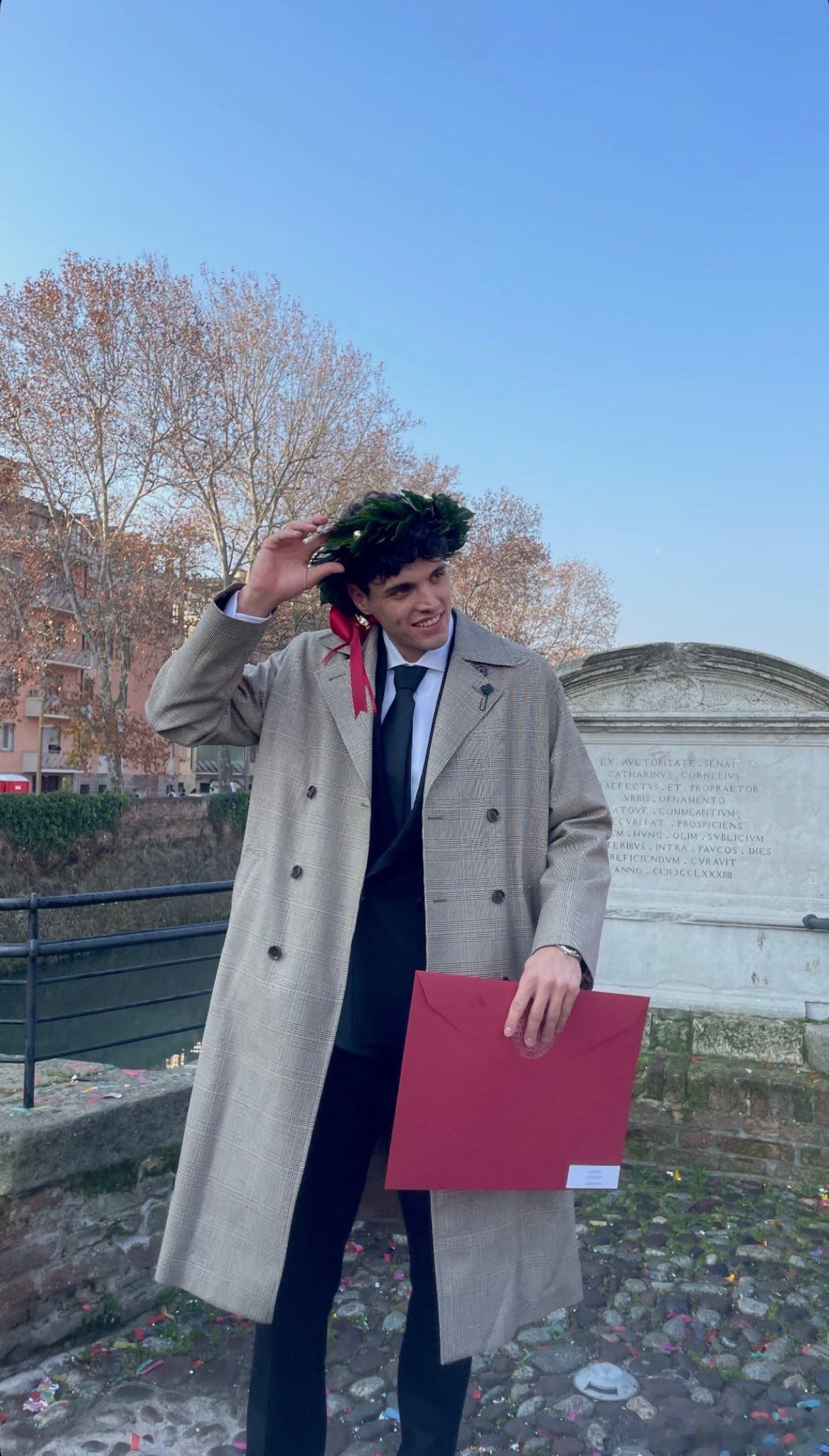 👨🎓 意大利国手马蒂亚·博托洛毕业，获得生物系学位。 