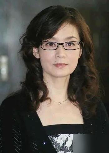 和影后潘虹结婚8年，同床380天；和小21岁的王小丫热恋，却无果而终。你以为这是