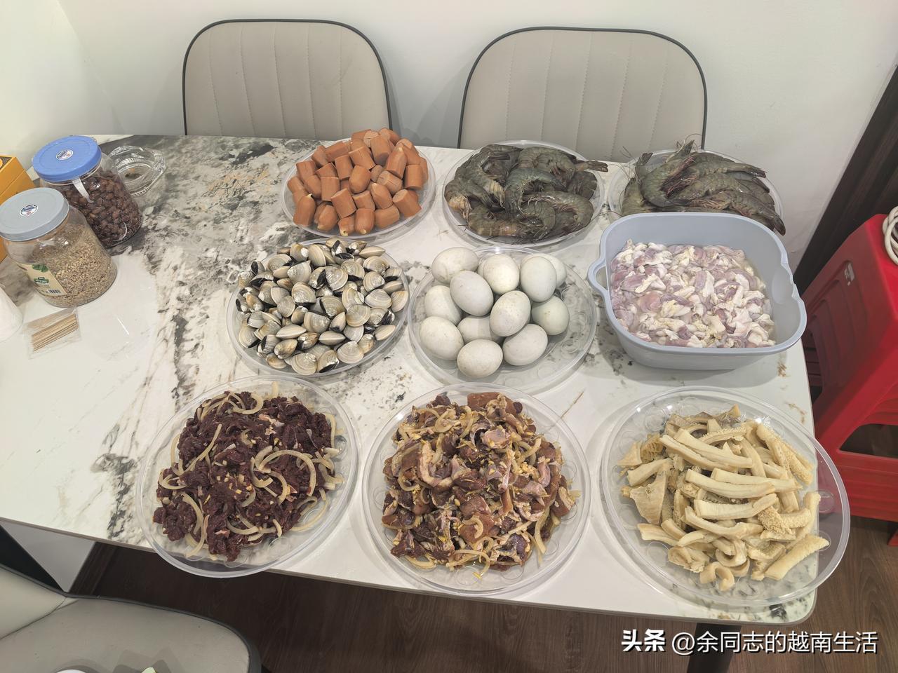 今天组织部门越南同事一起聚餐，这次不是在外面聚，自己买菜、做饭，中越同事一起动手