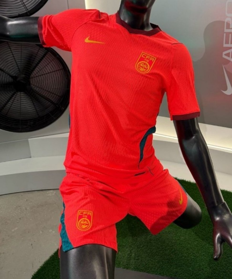 中国男足国家队主客场球衣，鲁蜜之声将会带来实物版开箱，敬请期待