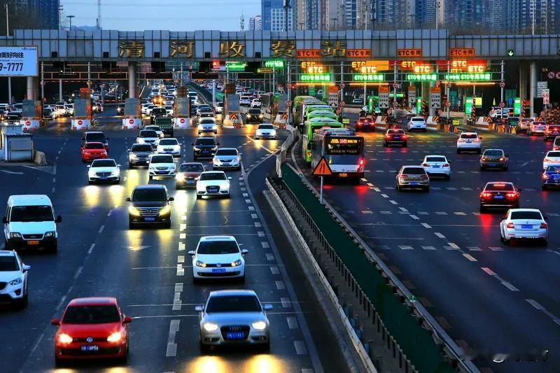 司机高速免费最后1秒上演“压哨绝杀” 司机高速免费最后1秒“压哨绝杀”
2024