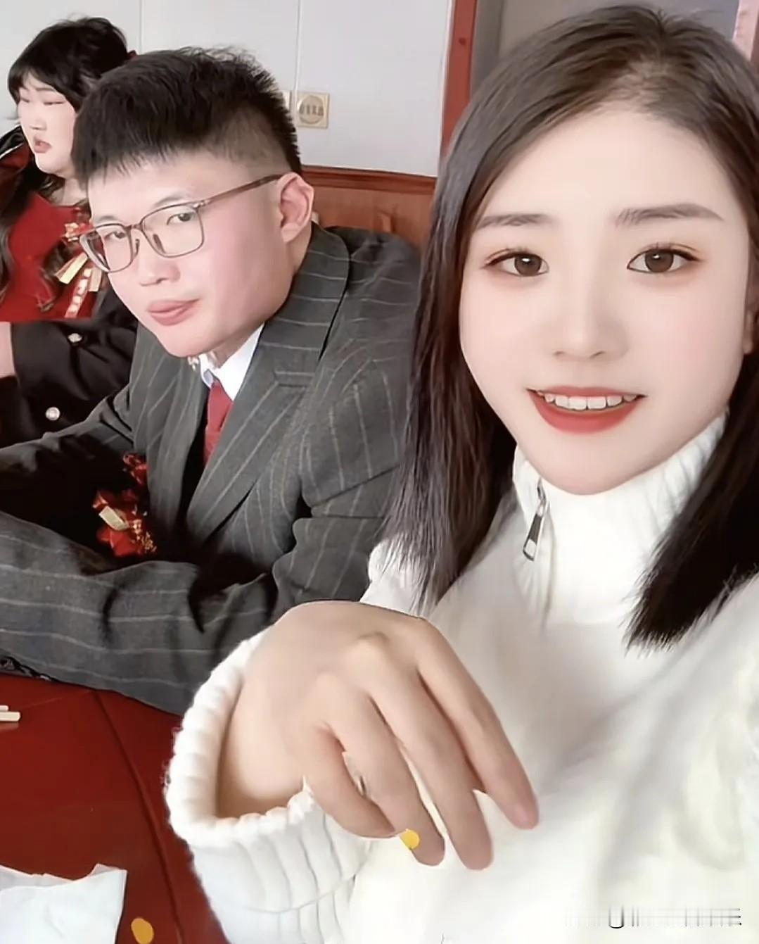 大衣哥朱之文的女婿一看就不简单，一个人的眼神骗不了人，这小子一看就是狠人。

相