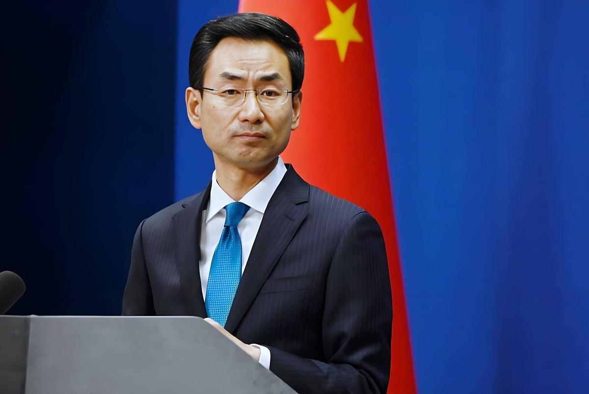 耿爽举起手指：美国可以，中国就可以。
7月31日在联合国，在面对美国代表污蔑中国