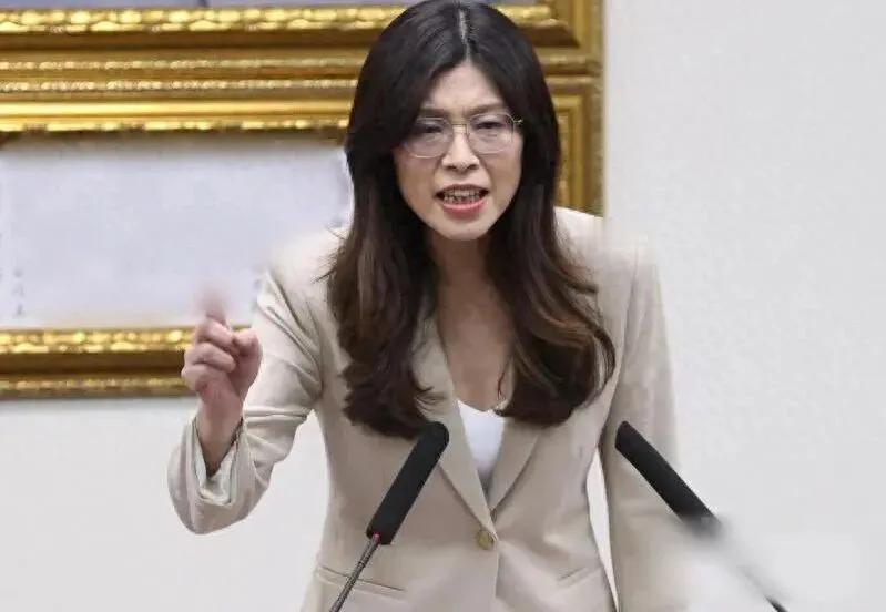 台湾政坛最近藏着一场没喊出声的权力重构，比 “下架民进党” 的口号冲击力大得多。