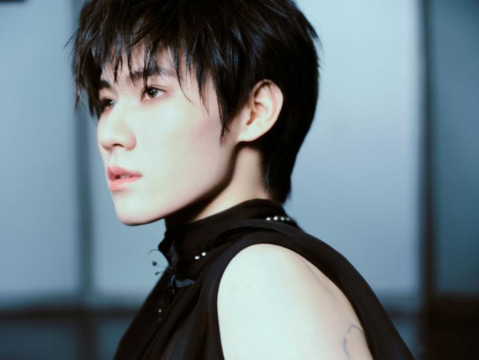 张真源手臂纹身现场后劲超大，看完久久走不出舞台情绪 