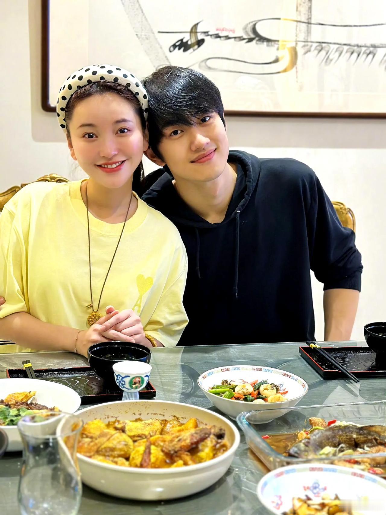 董璇和金莎可不一样，金莎属于清醒的恋爱脑。

她和小19岁的男友孙丞潇一起参加节