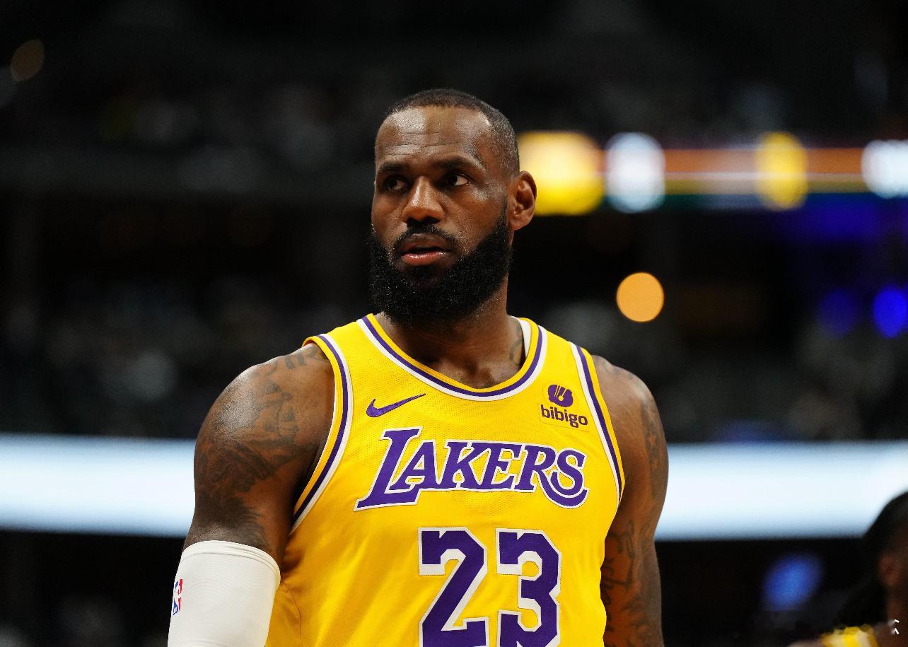 NBA常规赛明天继续进行，湖人将对阵快船。湖人截止目前取得了19胜7负战绩，暂列