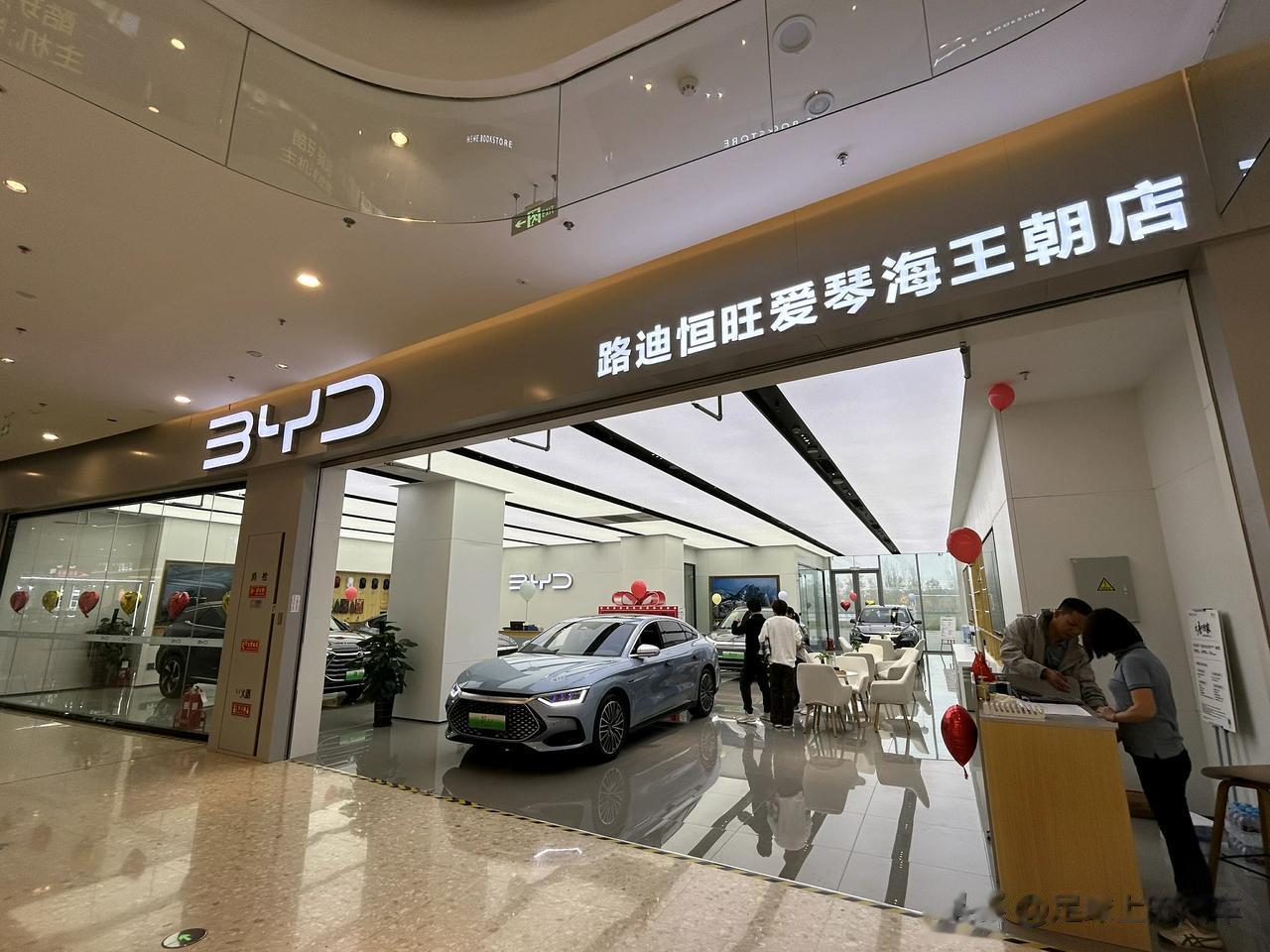 没错，比亚迪汽车10月份销量突破30万台！什么概念？一个月按照30天来算，30万
