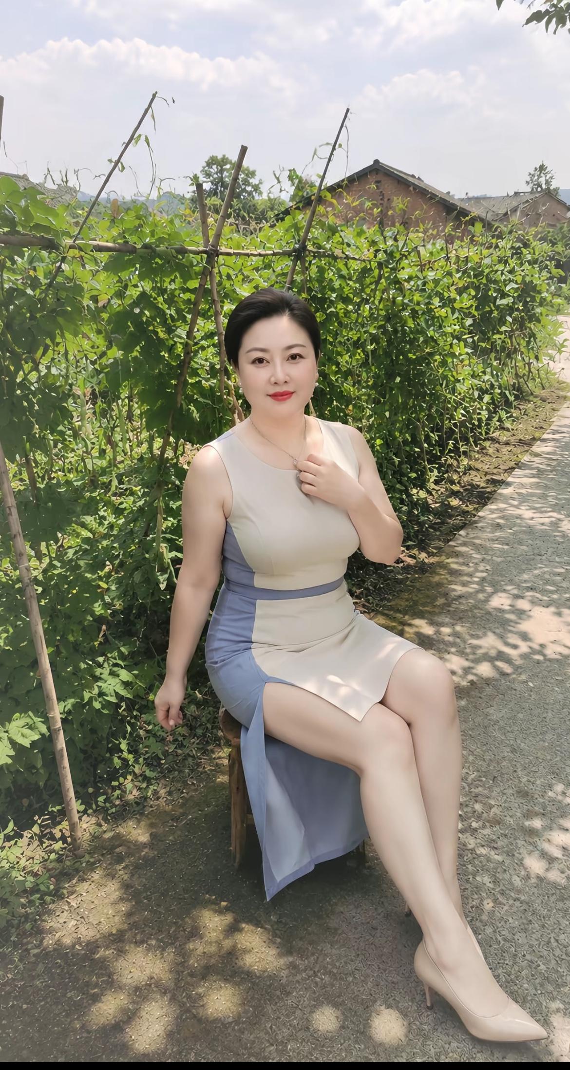 不要问我什么样的女人最美丽？
我的眼光你们不一定认可？
但我只喜欢我喜欢的