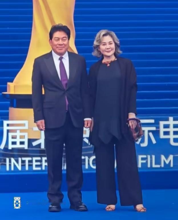 红袖添香夜，金樽对月明。60多岁了吧？精神气质依然上佳，俊男美女当年可是很多人的
