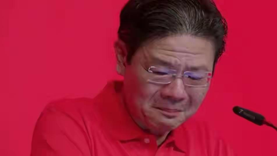 五一劳动节的新加坡，总理黄循财在演讲台上念一封撤侨感谢信。念着念着，声音开始发抖