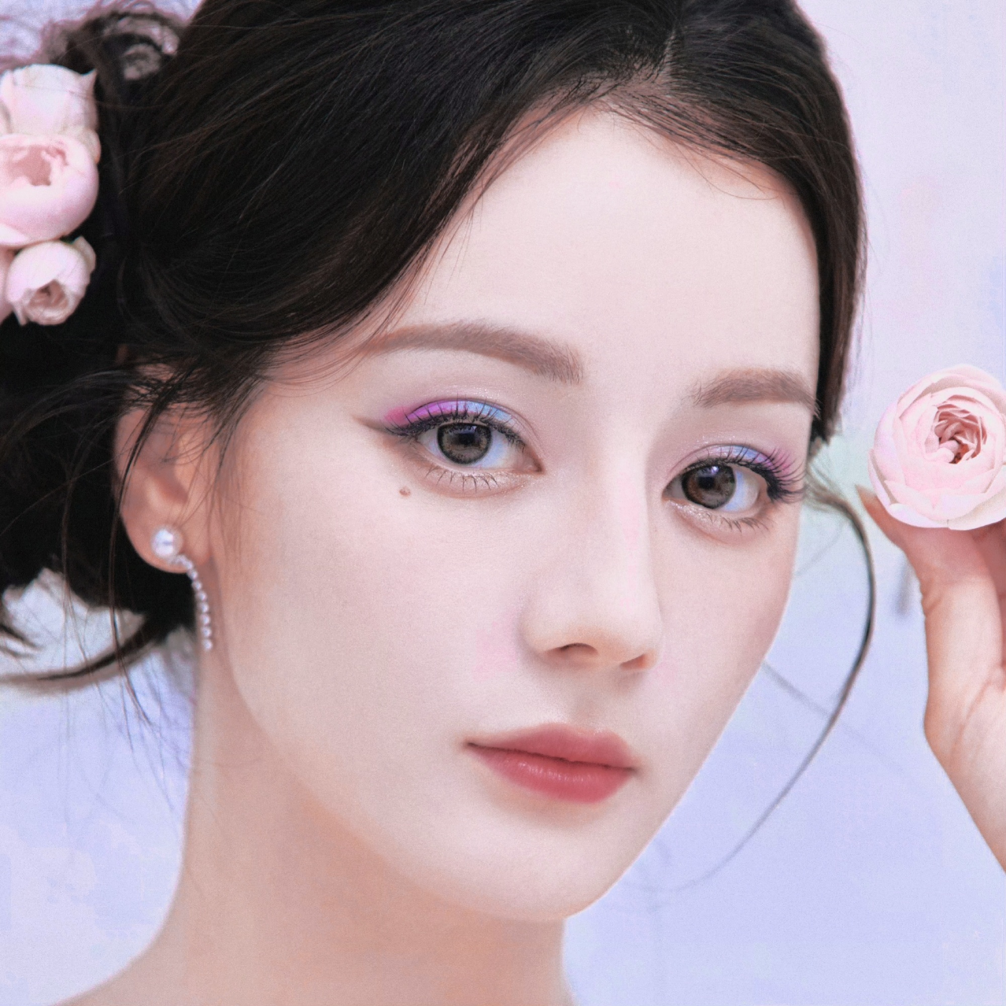 似从油画里走出的花中仙子，温柔烂漫。迪丽热巴半亩花田全球品牌代言人|路虎卫士全驭
