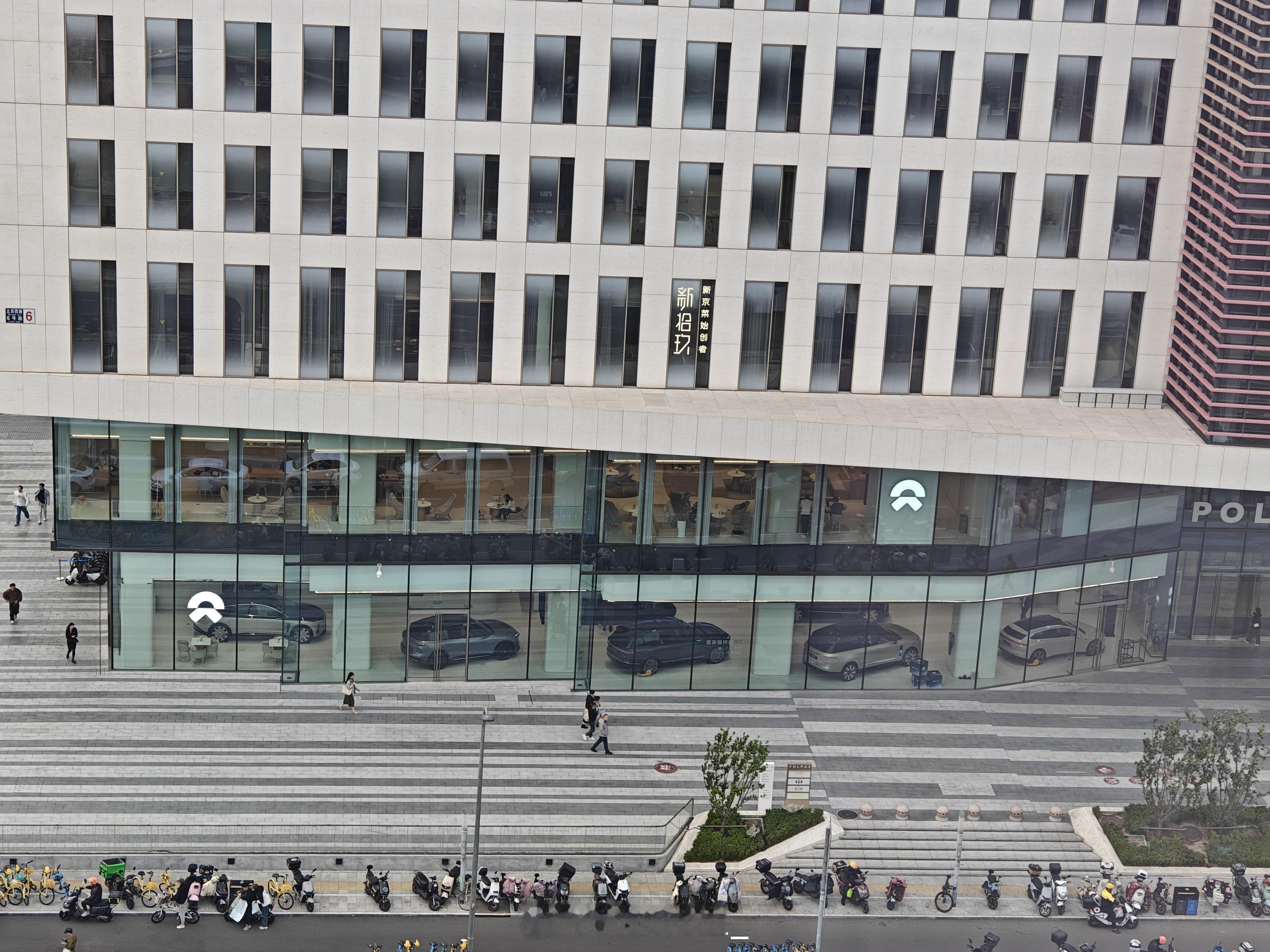 每次在北京路过这个路口都能看到蔚来这个店，但没想到这个店这么大。一整面落地玻璃对