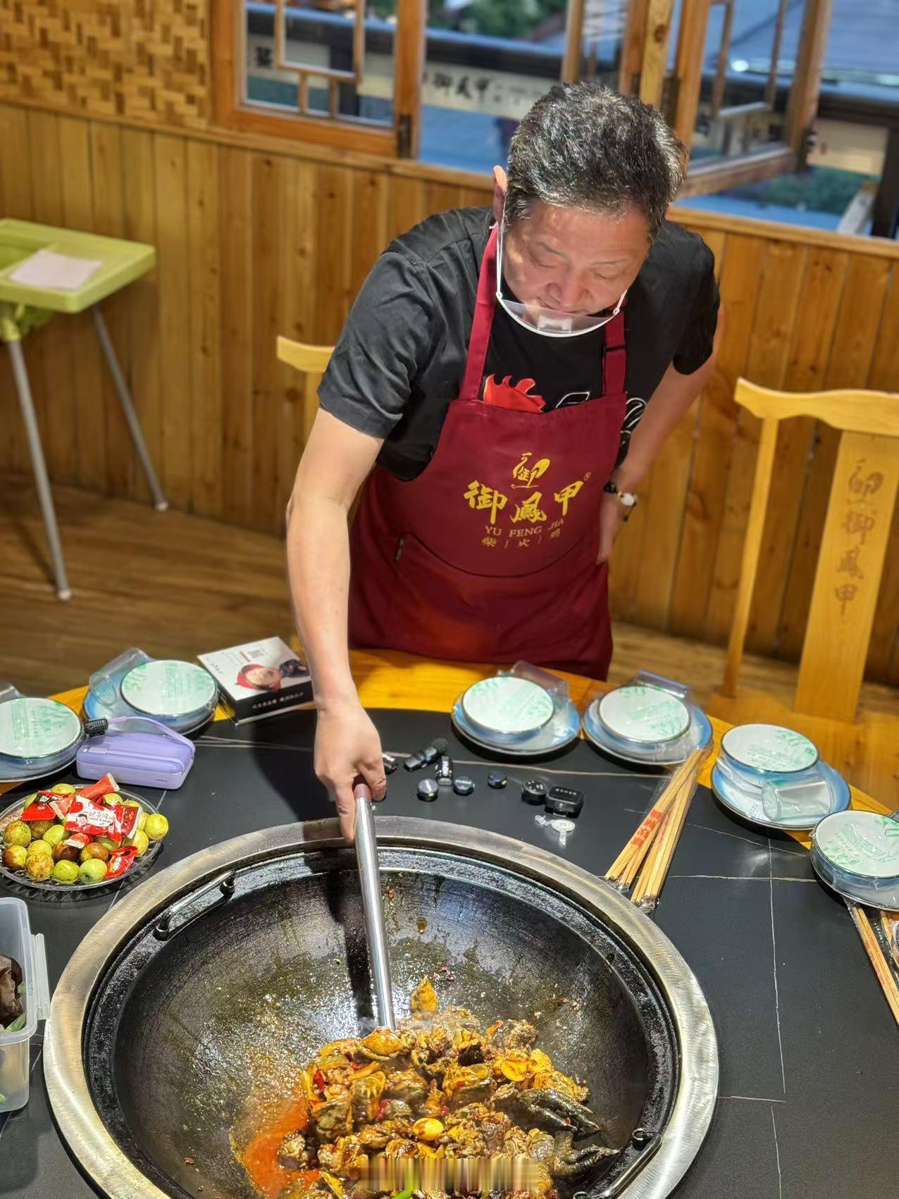 黑凤鸣公鸡，云南瑞丽跑山散养，180天以上可溯源，叠加了多重buff，那不可能不